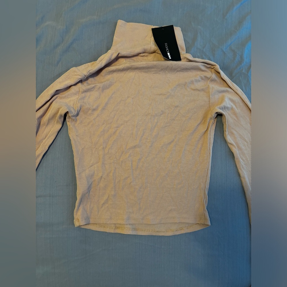 Turtle neck long sleeved shirt